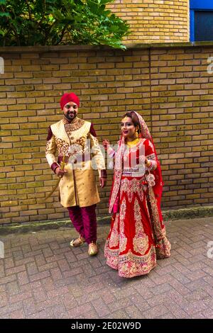 Unbekannte nette junge Inder, die traditionelle indische Nationalkostüme tragen Wandern auf St. Katharine`s Way, St. Katharine`s und Wapping, London2016 Stockfoto